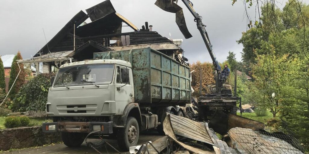 Вывоз мусора после пожара с утилизацией в Михайловке в октябре