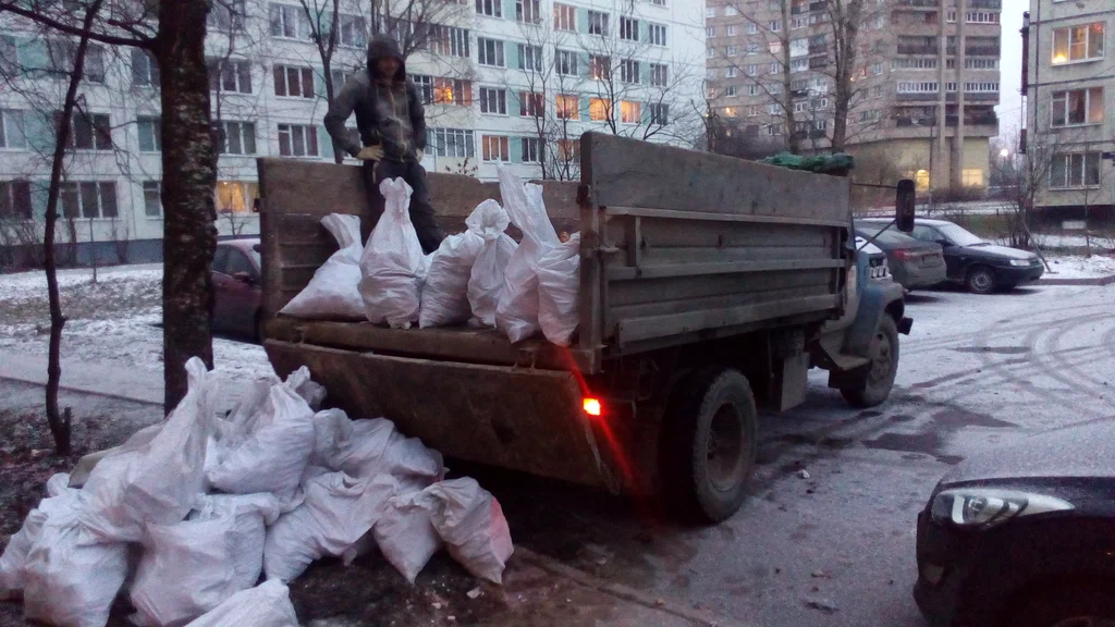 Вывоз мусора в мешках в Михайловке в октябре