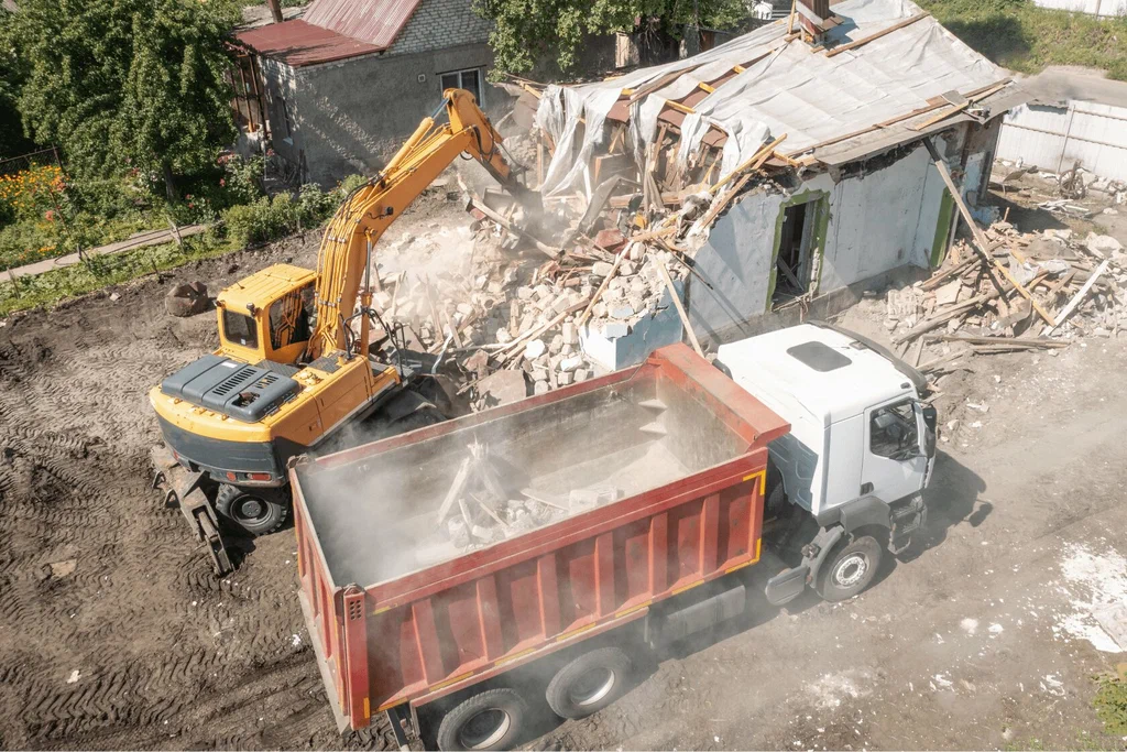 Вывоз мусора после сноса зданий с выездом в Михайловке в октябре