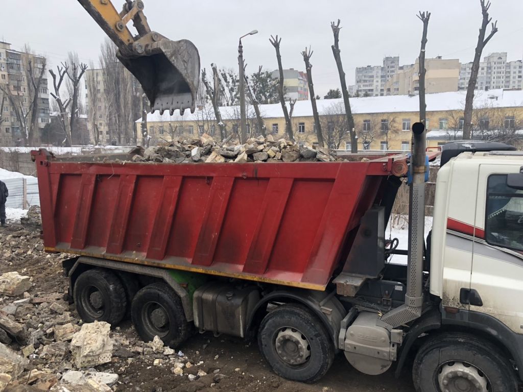 Вывоз мусора Камазом в Михайловке в октябре