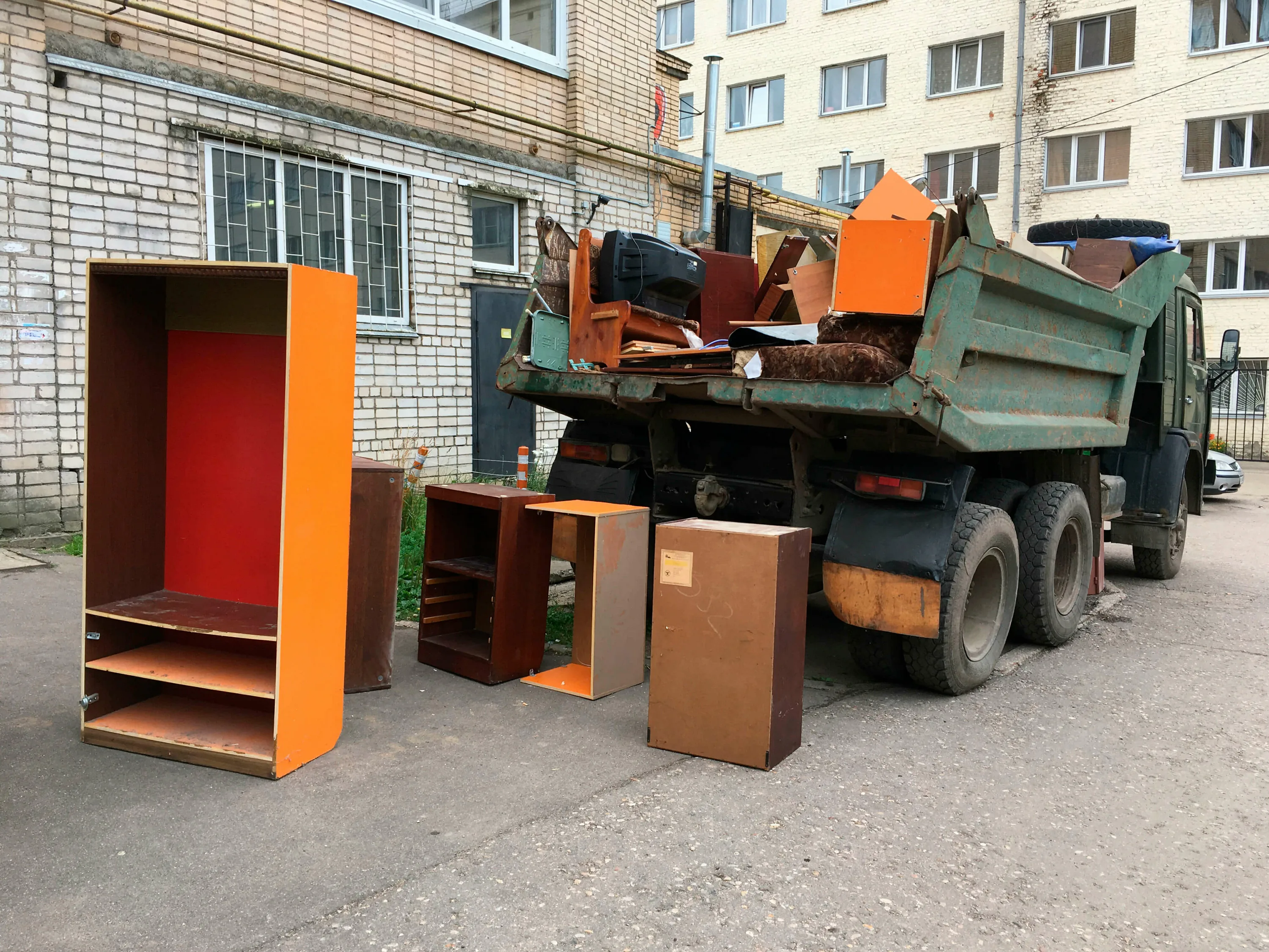 Утилизация старой мебели с вывозом и разбором в Михайловке в октябре