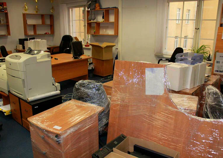 Вывоз старой офисной мебели в Михайловке в октябре
