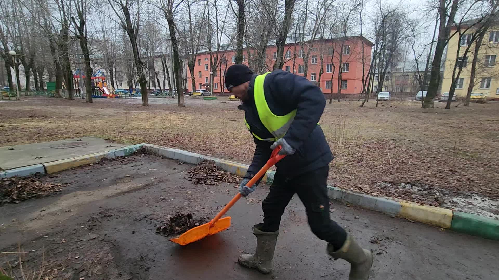 Уборка территорий в Михайловке в октябре