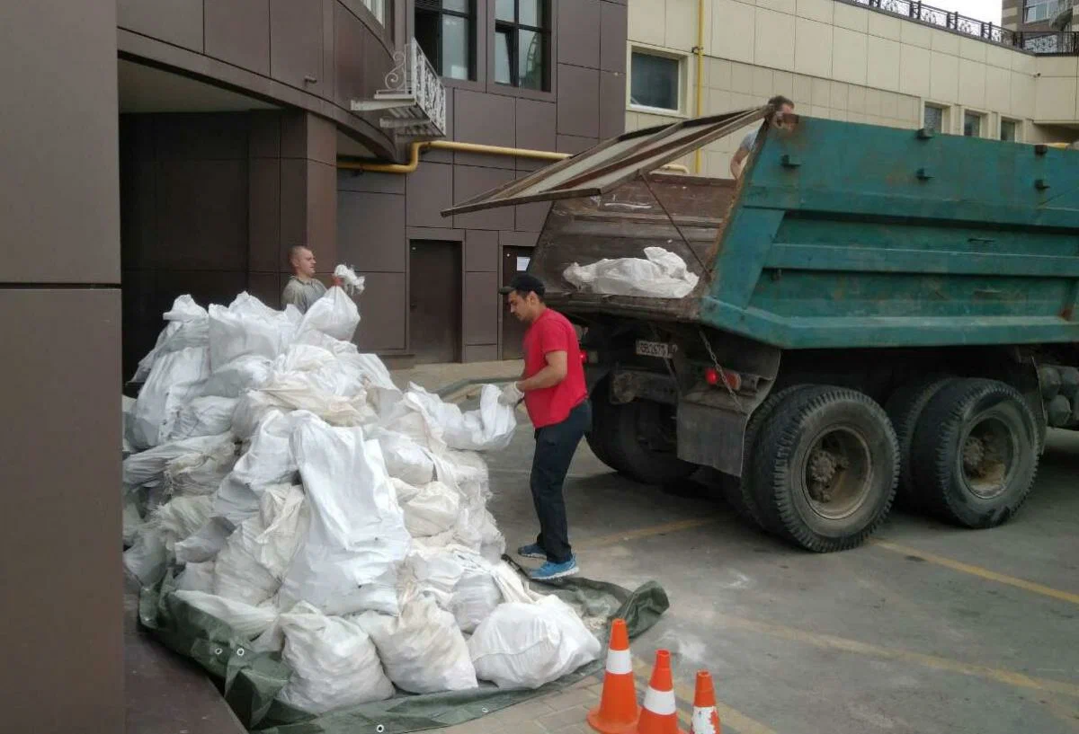 Вывоз мусора из подвала в Михайловке от ПроМусор – уборка, разбор завалов и очистка, цены от 2440 руб