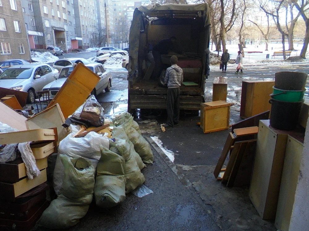 Вывоз мусора из подвала с утилизацией в Михайловке в октябре