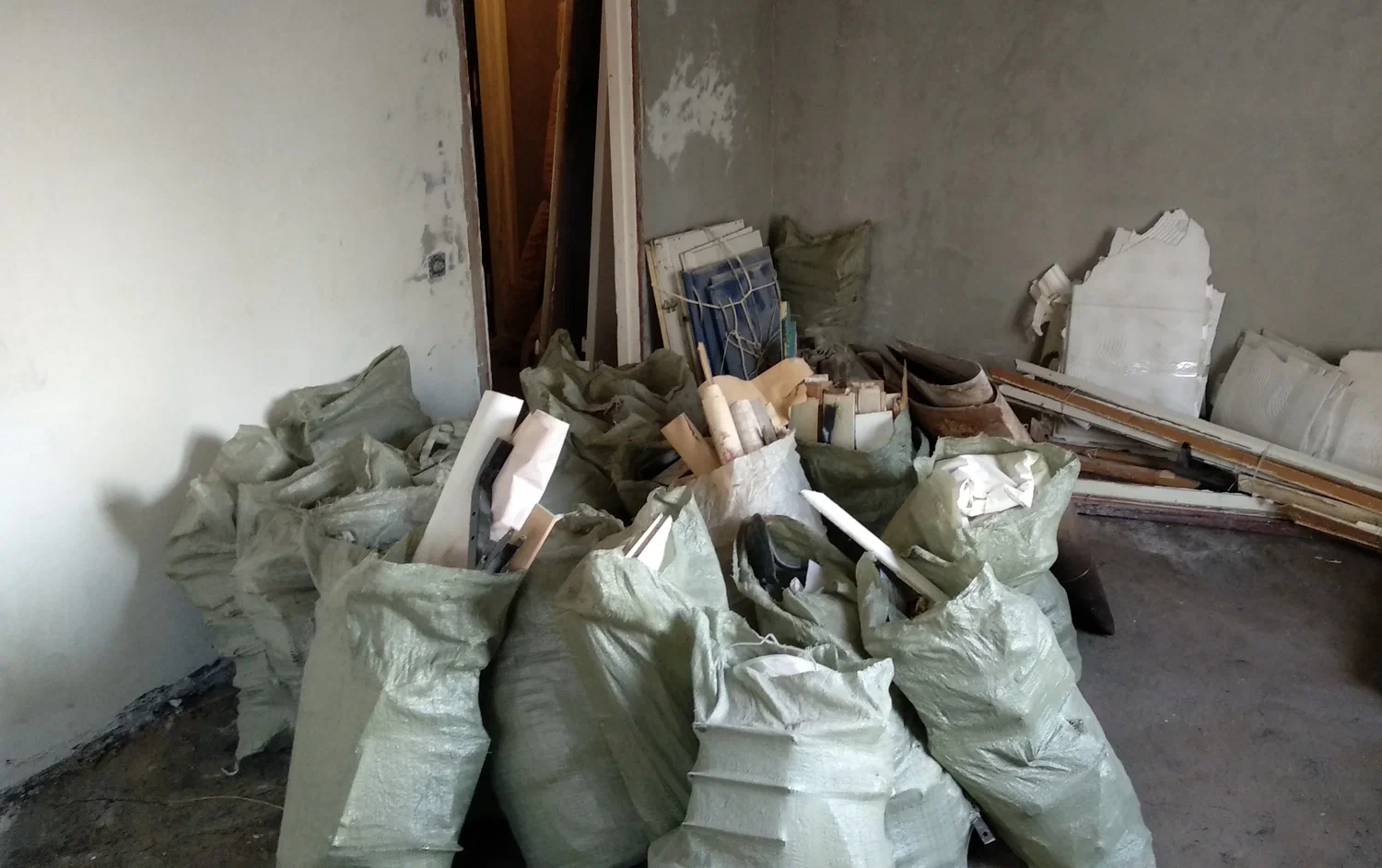 Уборка строительного мусора с вывозом и утилизацией в Михайловке в октябре