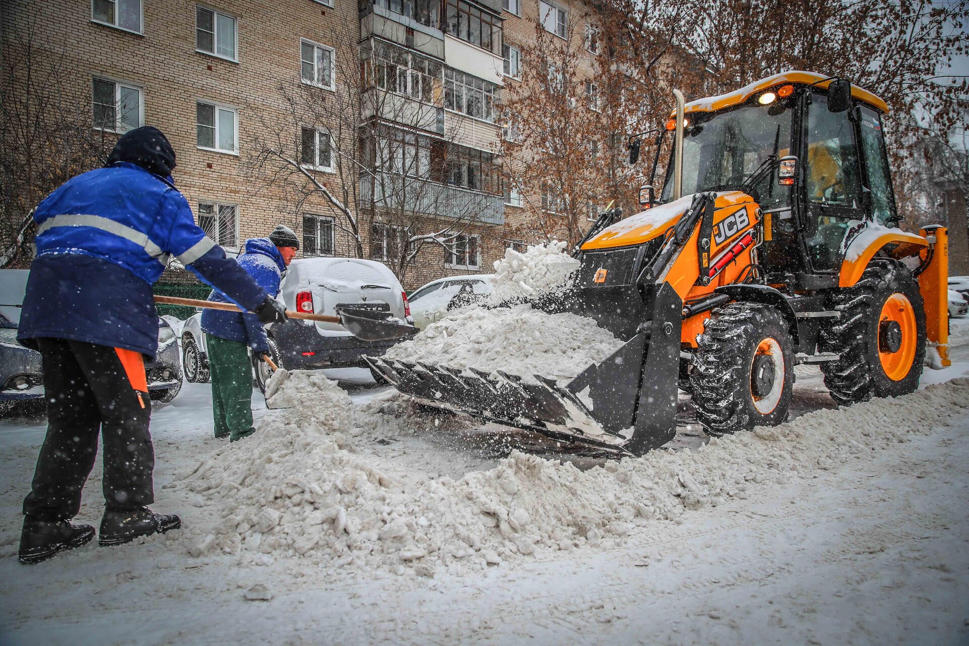 Очистка дворов от снега и наледи в Михайловке — уборка снега, трактор и ручная, цены от 508 руб. | ПроМусор