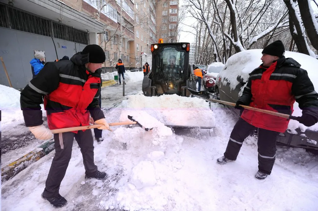 Очистка дворов от снега с гарантией результата в Михайловке в октябре