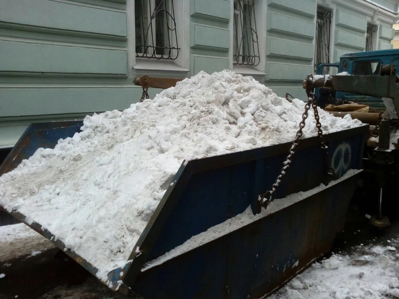 Вывоз снега контейнерами в Михайловке в октябре